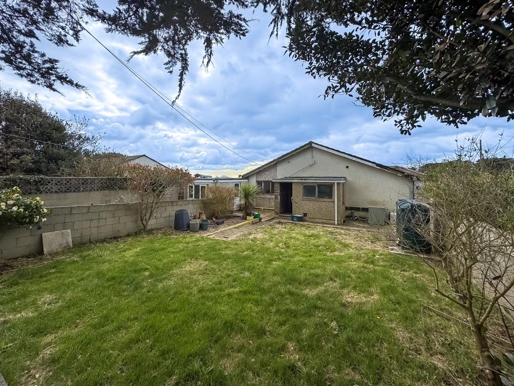 Lot: 128 - DETACHED PROPERTY IN GOOD LOCATION - Front elevation of property and front lawned garden